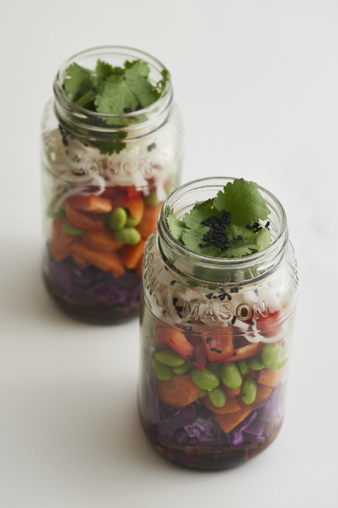 Asiatischer Glasnudelsalat im Mason Jar mit Edamame, Rotkohl, Karotten und frischem Koriander – gesundes Meal Prep Rezept