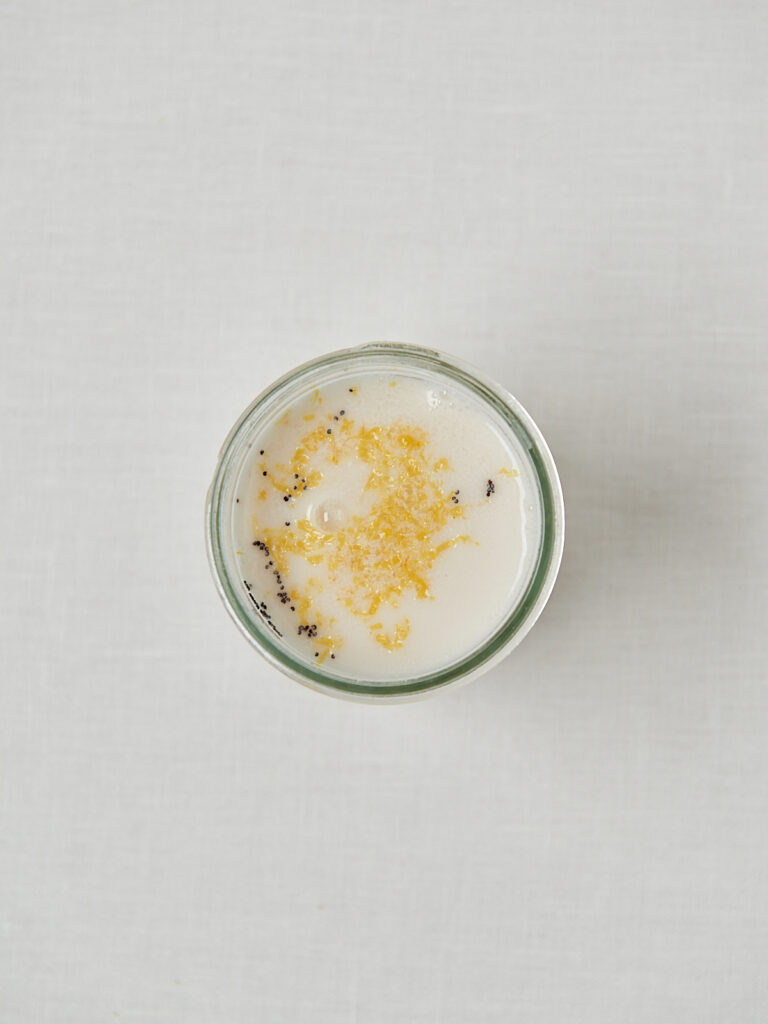 Zitronensaft mit Mohn in kleiner Glasschüssel, Zutat für Zitronen Overnight Oats