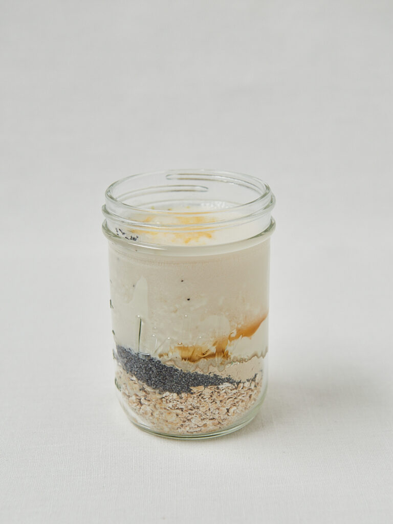 Zitronen Mohn Overnight Oats im Einmachglas mit Zitronensaft-Schicht, Zubereitungsschritt