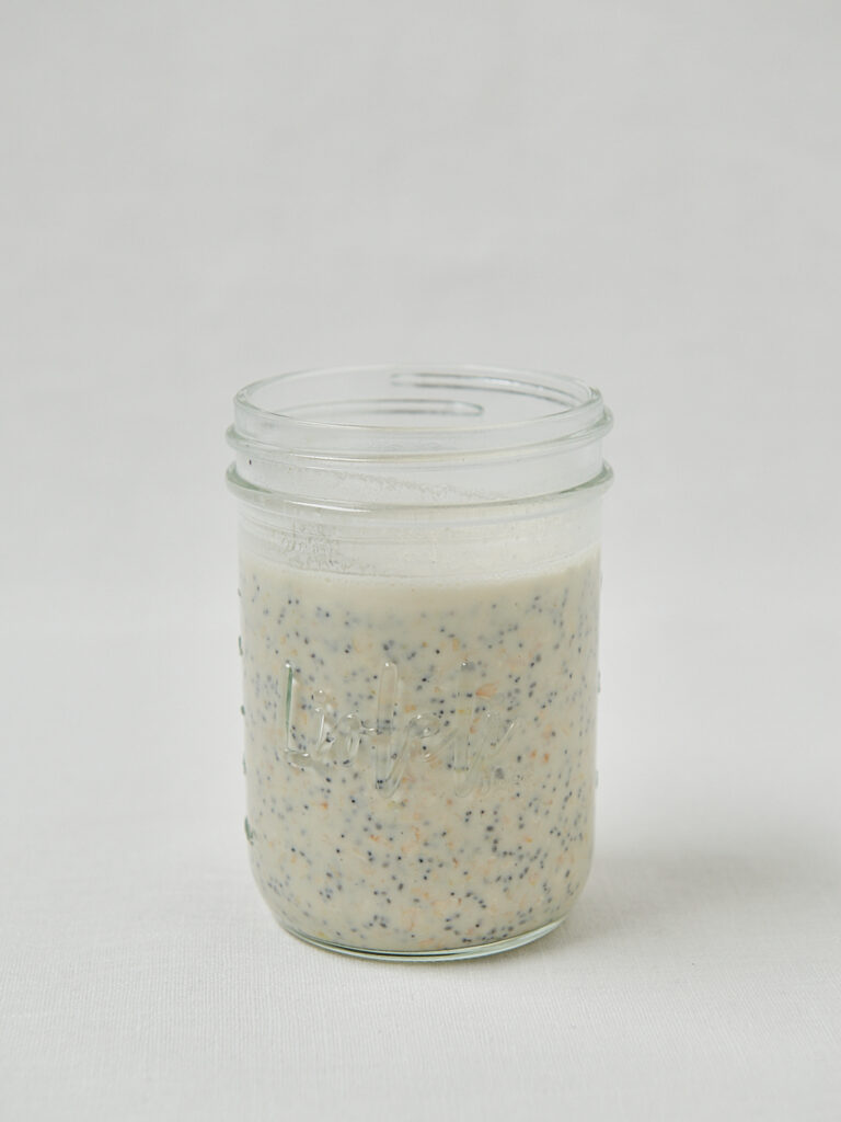 Cremige Overnight Oats im Einmachglas ohne Deckel, weiße Konsistenz nach dem Quellen