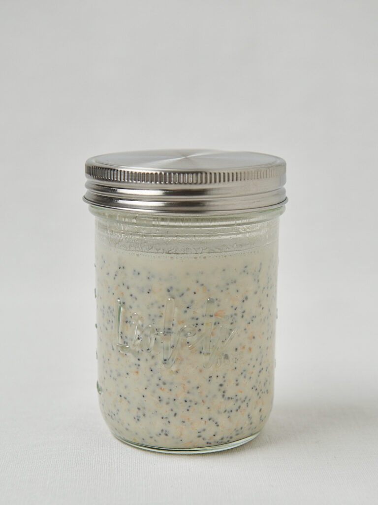 Overnight Oats im Mason Jar mit Deckel, fertig vorbereitet für die Nacht