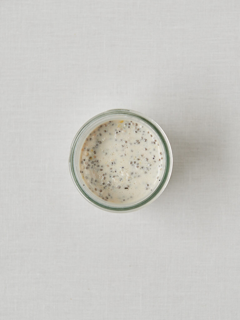 Chiasamen und Pflanzenmilch in kleiner Glassch&uuml;ssel, Zubereitung Overnight Oats