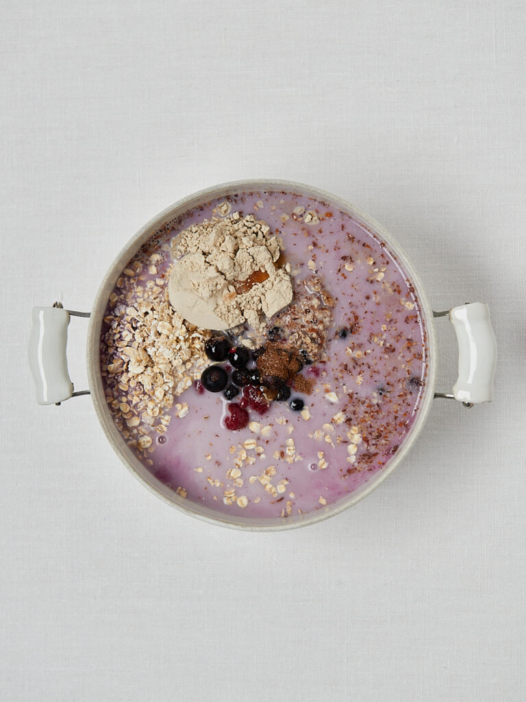 Helles Hafer-Porridge mit Oats, Beeren und Joghurt in wei&szlig;er Bowl &ndash; Draufsicht