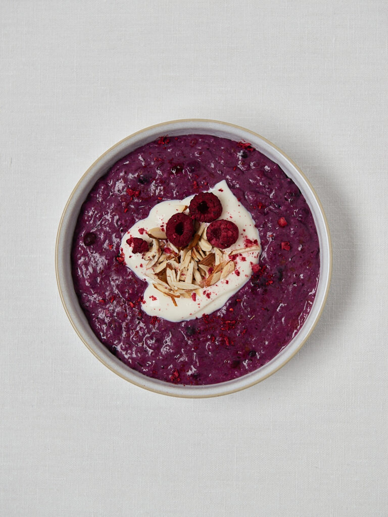 Low Carb Porridge mit Joghurt-Topping und Kirschen in wei&szlig;er Bowl &ndash; Vogelperspektive