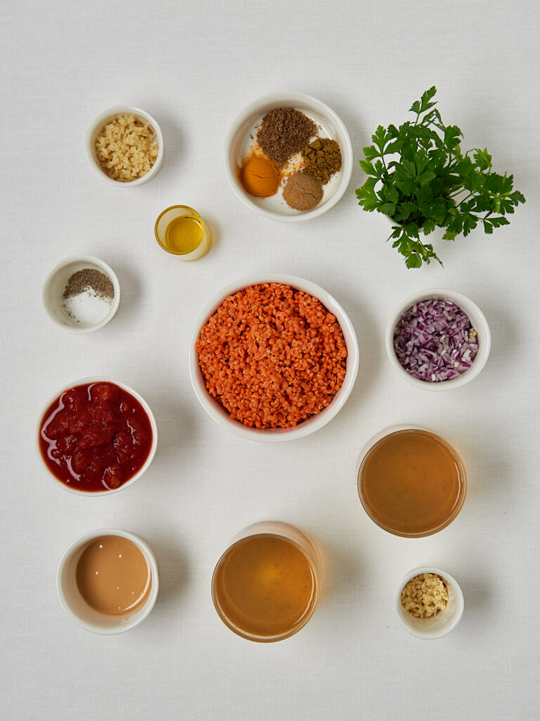 Veganes Süßkartoffel-Gericht mit Lila Kartoffeln und essbaren Blüten, Draufsicht