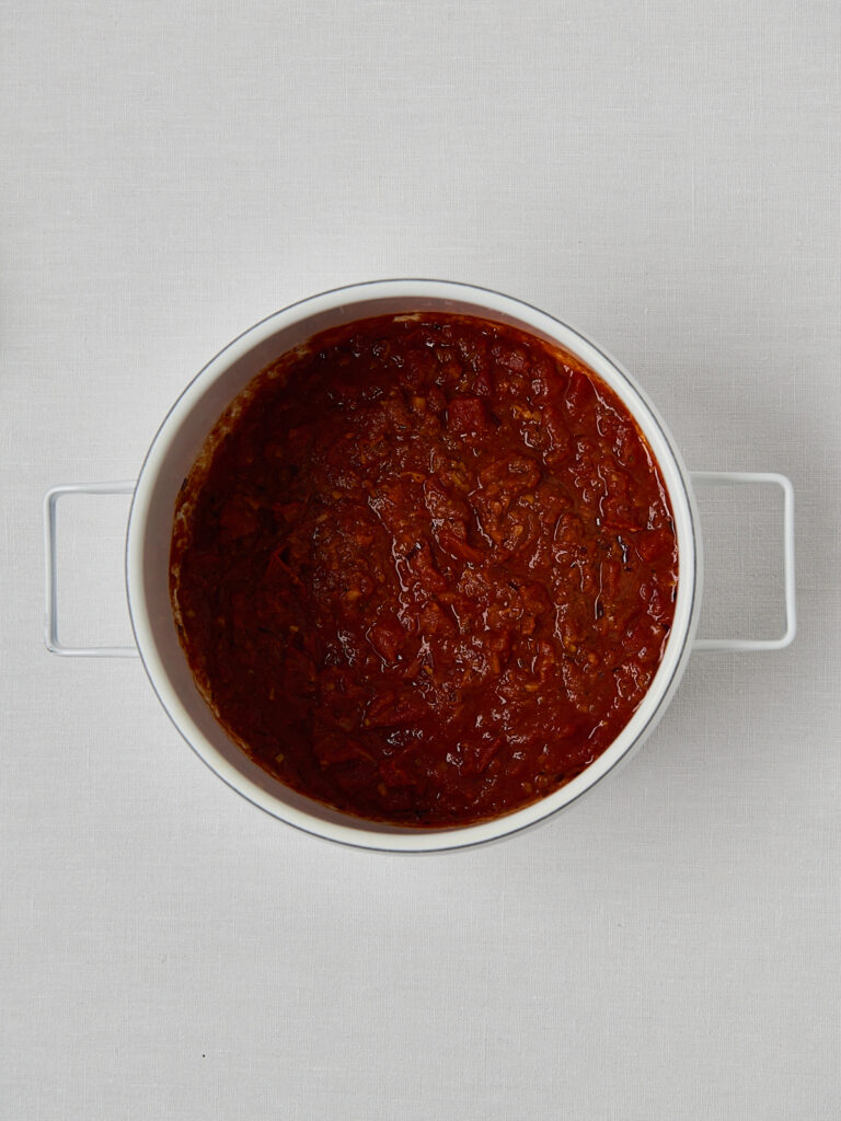 Rotes Linsen Dal dunkel und kräftig in weißer Schüssel, intensive Farbe, Draufsicht