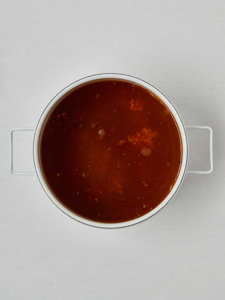 Rotes Linsen Dal in hellem Topf, dünnere Konsistenz, Suppen-Variante von oben