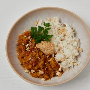 Rotes Linsen Dal mit Reis in Keramikschale, minimalistische Draufsicht ohne Besteck