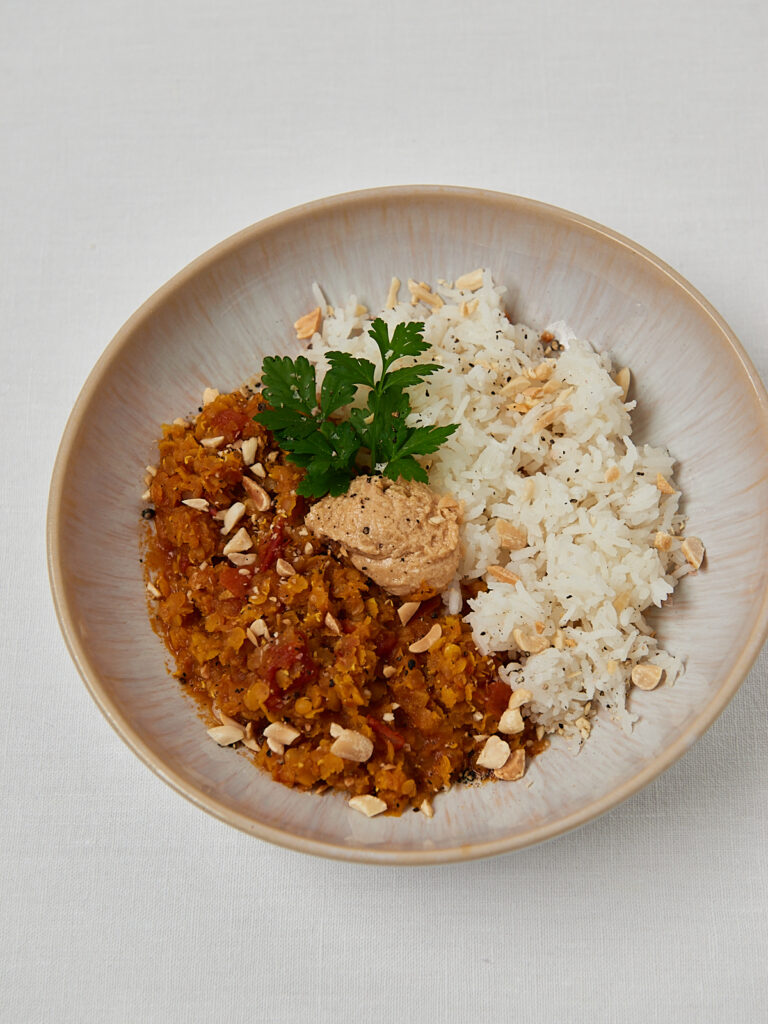 Rotes Linsen Dal mit Reis in Keramikschale, minimalistische Draufsicht ohne Besteck