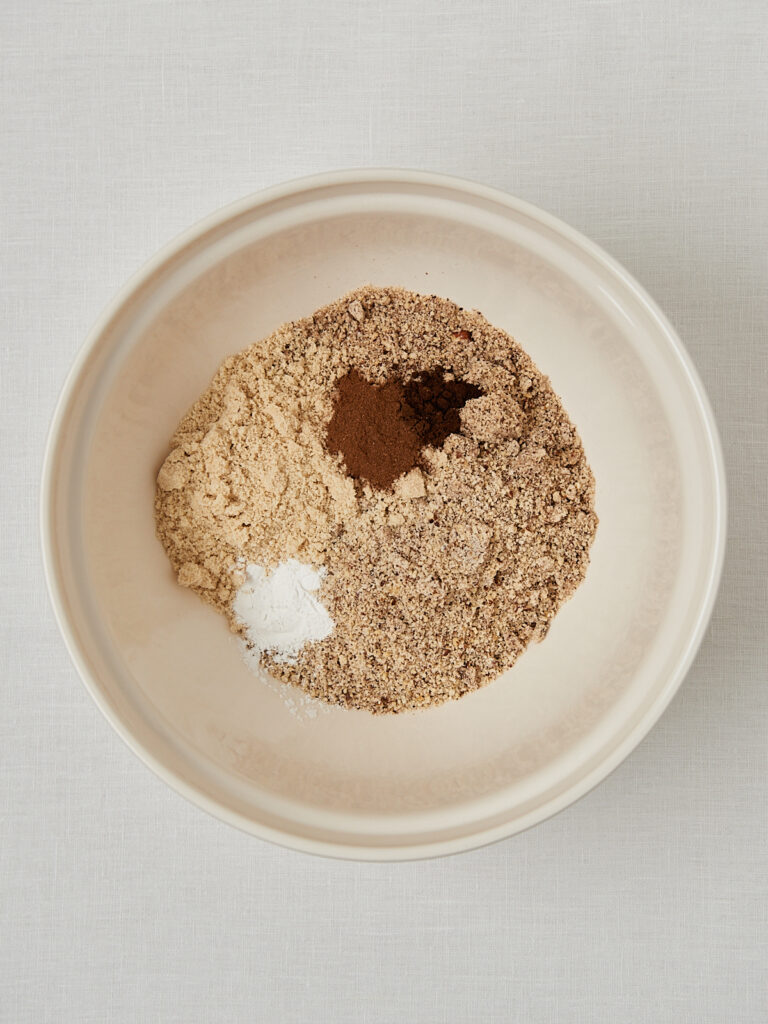 Trockene Zutaten mit gemahlenen Nüssen und Backpulver in Schüssel gemischt, Draufsicht