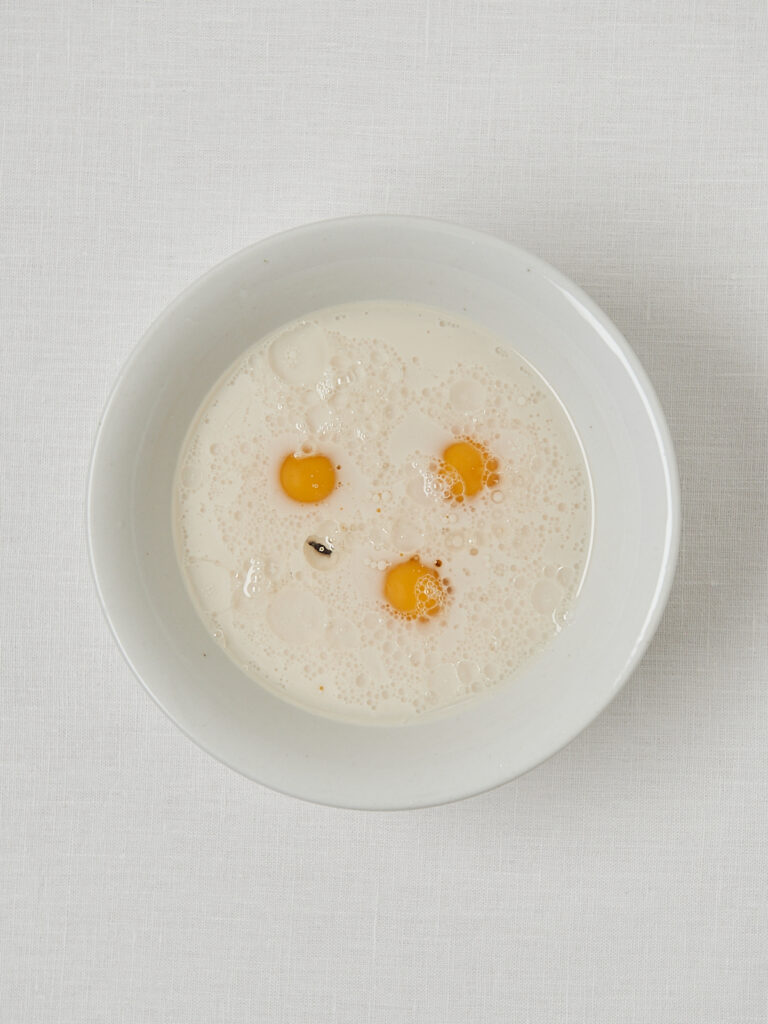 Drei rohe Eier in heller Schüssel mit Zimt und Vanille, Zutaten Low Carb Kuchen