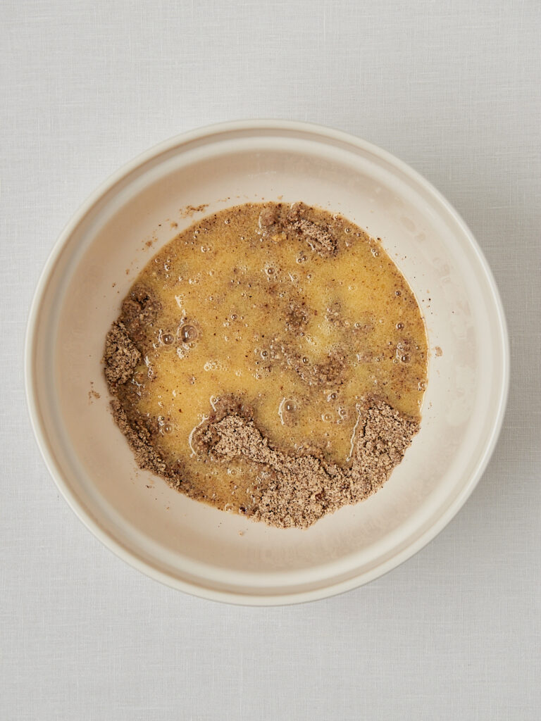 Flüssige Zutaten mit Eiern und Kokosöl in Schüssel verrührt, Low Carb Kuchenteig Vorbereitung