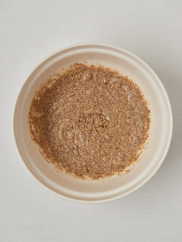 Gemahlene Haselnüsse und Mandelmehl in beiger Rührschüssel, trockene Zutaten Low Carb Backen