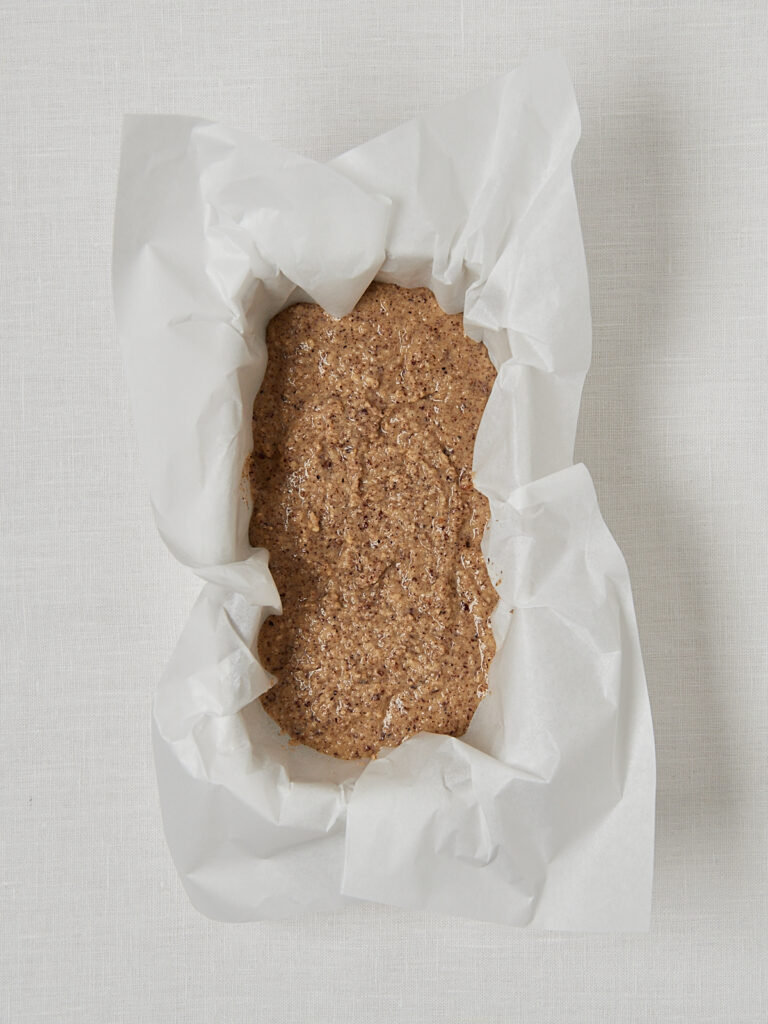 Heller Nusskuchen Teig (Haselnuss-Mandelmischung) in Kastenform, vor dem Befüllen