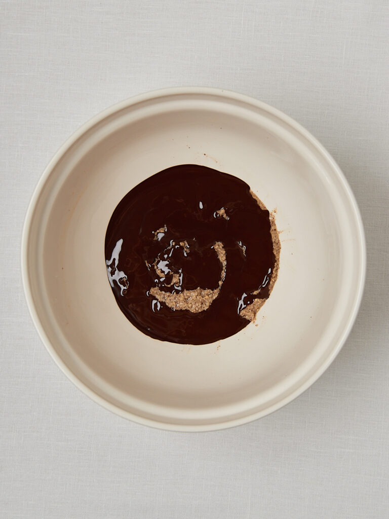 Dunkle Schokolade geschmolzen in runder Schüssel für Low Carb Kuchen Rezept