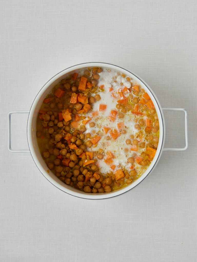 Linsensuppe mit Kokosjoghurt-Swirl in wei&szlig;er Sch&uuml;ssel &ndash; Draufsicht Meal Prep