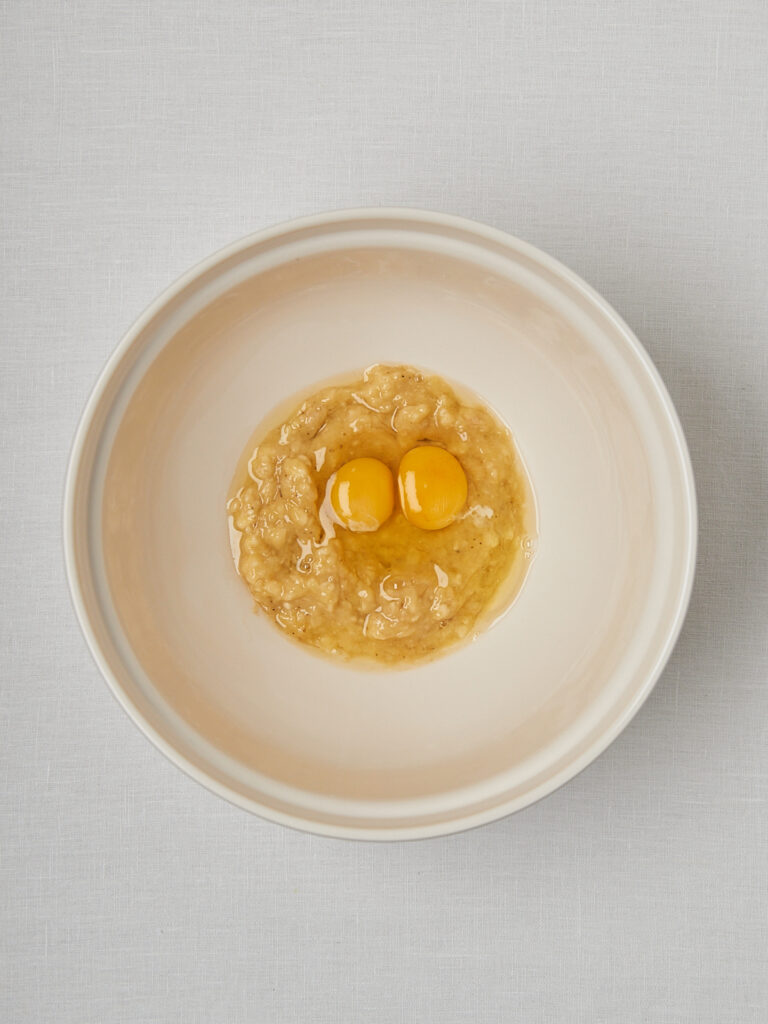Zwei Eier mit zerdrückten Bananen in Schüssel – Zubereitung Protein Banana Bread