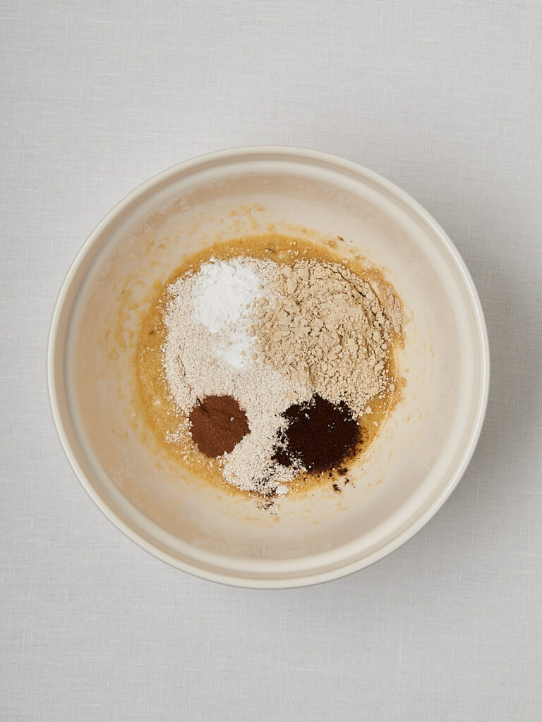 Trockene Zutaten Protein Banana Bread – Hafermehl und Proteinpulver in Schüssel