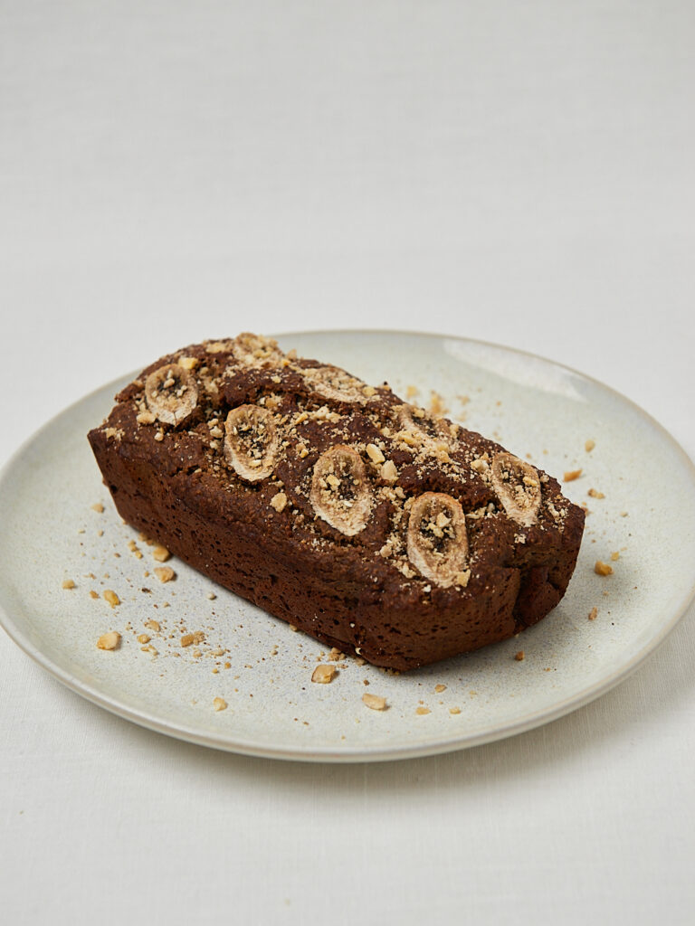 Protein Banana Bread angeschnitten mit sichtbarer Textur &ndash; frontale Produktaufnahme