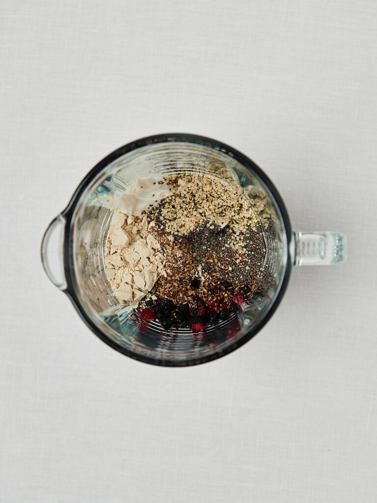 Flatlay Zutaten Super Power Shake &ndash; Mixer mit Skyr, Hanfsamen, Chiasamen und Proteinpulver von oben