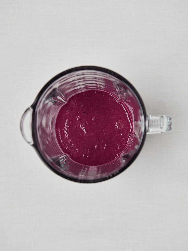 Super Power Shake im Mixer &ndash; lila Beeren-Shake von oben kurz nach dem Mixen