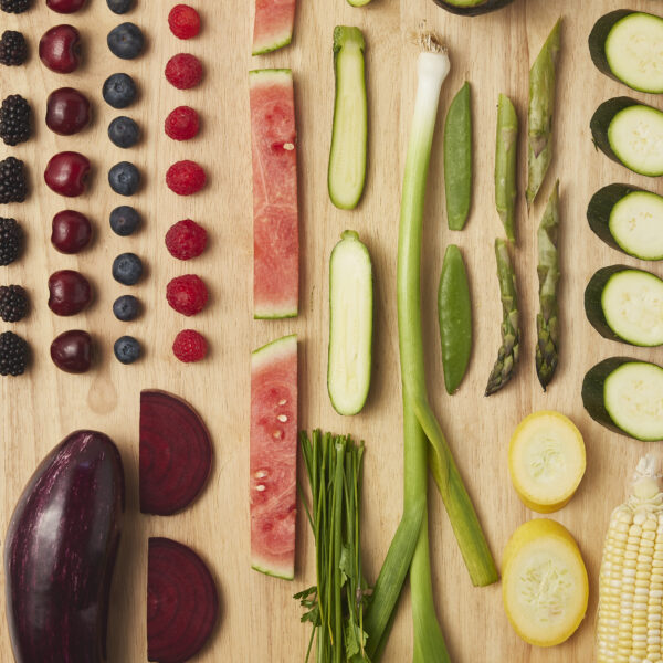 Sommer Obst und Gemüse im Meal Prep Format geschnitten fuer gesunde Rezepte