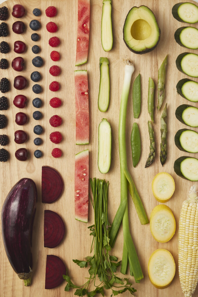 Sommer Obst und Gem&uuml;se im Meal Prep Format geschnitten fuer gesunde Rezepte