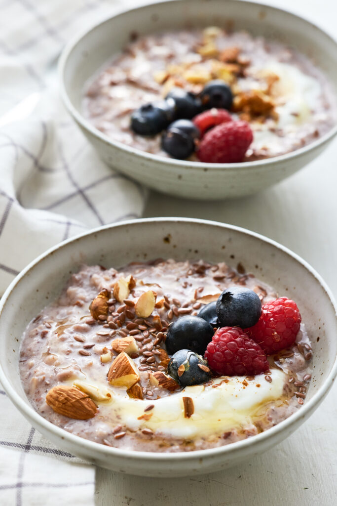 Cremige Overnight Oats mit frischen Beeren und Nuss-Topping in Keramiksch&uuml;ssel &ndash; Meal Prep Fr&uuml;hst&uuml;ck