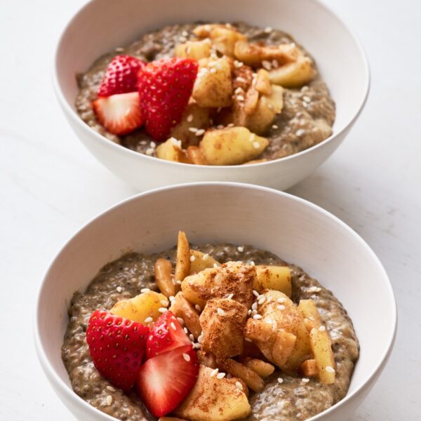Overnight Oats mit Banane und Erdbeeren in zwei weißen Schüsseln – Draufsicht Frühstück Rezept