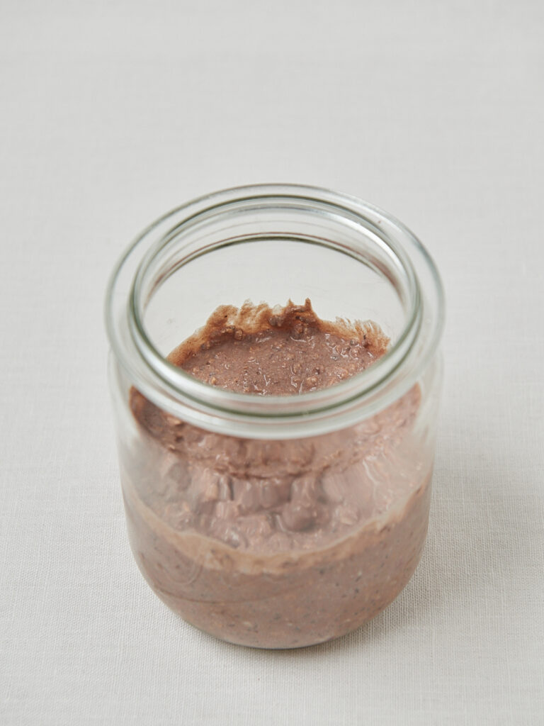 Schoko Overnight Oats im Weckglas mit Haferflockenschicht &ndash; seitliche Aufnahme Meal Prep