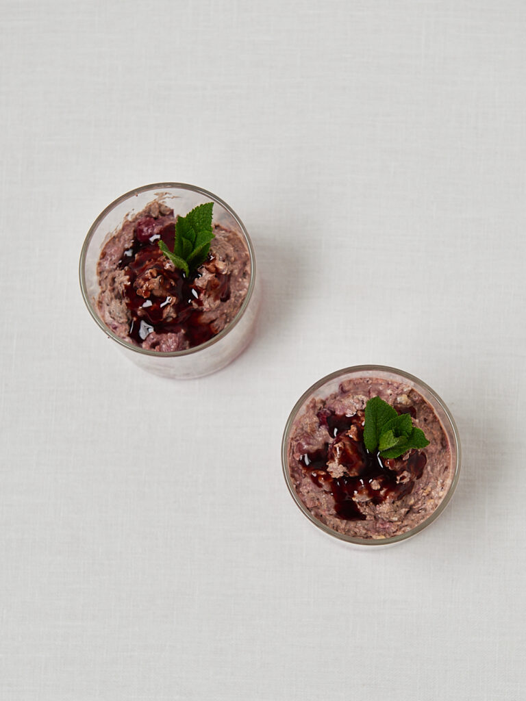 Schoko Overnight Oats mit Kirschkompott in kleinem Glas &ndash; Overhead Shot