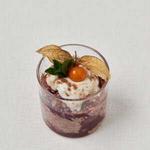 Schoko Overnight Oats mit Joghurt-Topping und Physalis in Glasbecher &ndash; Nahaufnahme