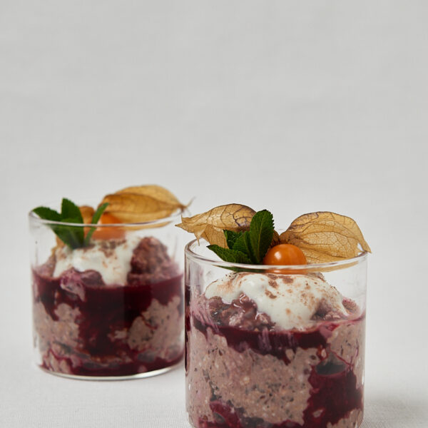 Schoko-Kirsch Overnight Oats in zwei Gläsern mit Joghurt und Physalis-Topping – gesundes Frühstück