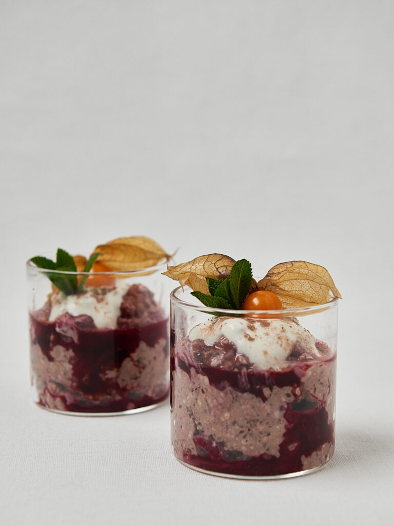 Schoko-Kirsch Overnight Oats in zwei Gl&auml;sern mit Joghurt und Physalis-Topping &ndash; gesundes Fr&uuml;hst&uuml;ck