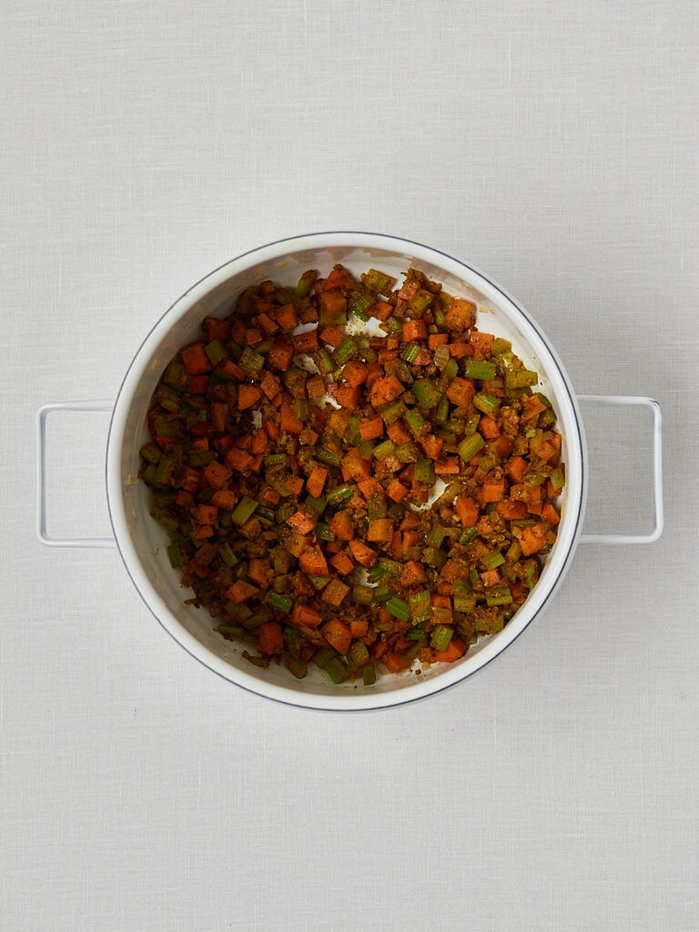 Braune Linsen mit Karotten und Sellerie in Schüssel – Zubereitungsschritt marokkanische Suppe