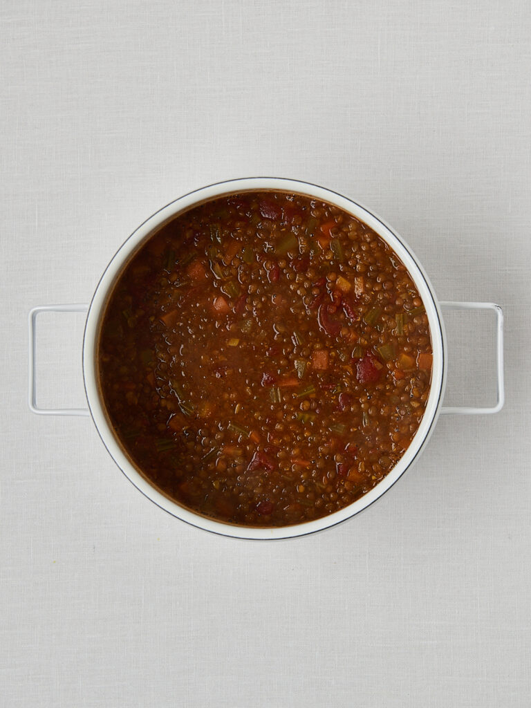 Fertige marokkanische Linsensuppe pur in weißer Schüssel – Draufsicht ohne Toppings