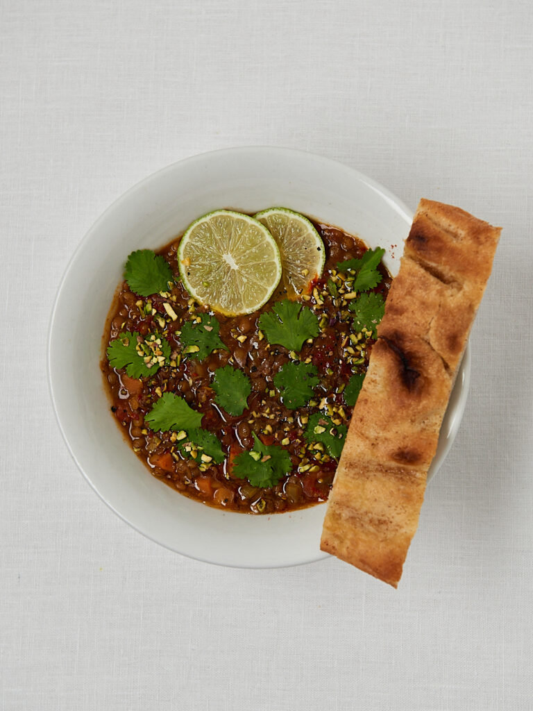 Marokkanische Linsensuppe mit Naan, Limette und frischem Koriander – vollständige Servierportion
