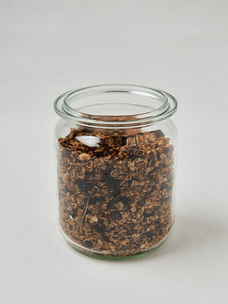 Cherry Chocolate Granola im geschlossenen Weckglas &ndash; luftdichte Aufbewahrung