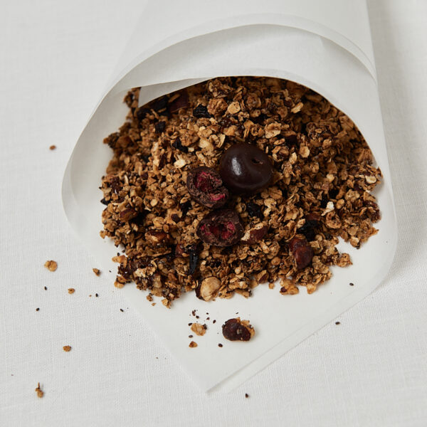 Schoko-Kirsch Granola aus umgekippter Papiertüte – Kirschen und Schokodrops sichtbar