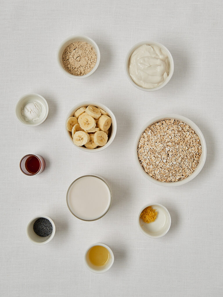 Zutaten-Flatlay Zitronen Mohn Baked Oats – Mandelmehl, Haferflocken, Vanille und Gewürze