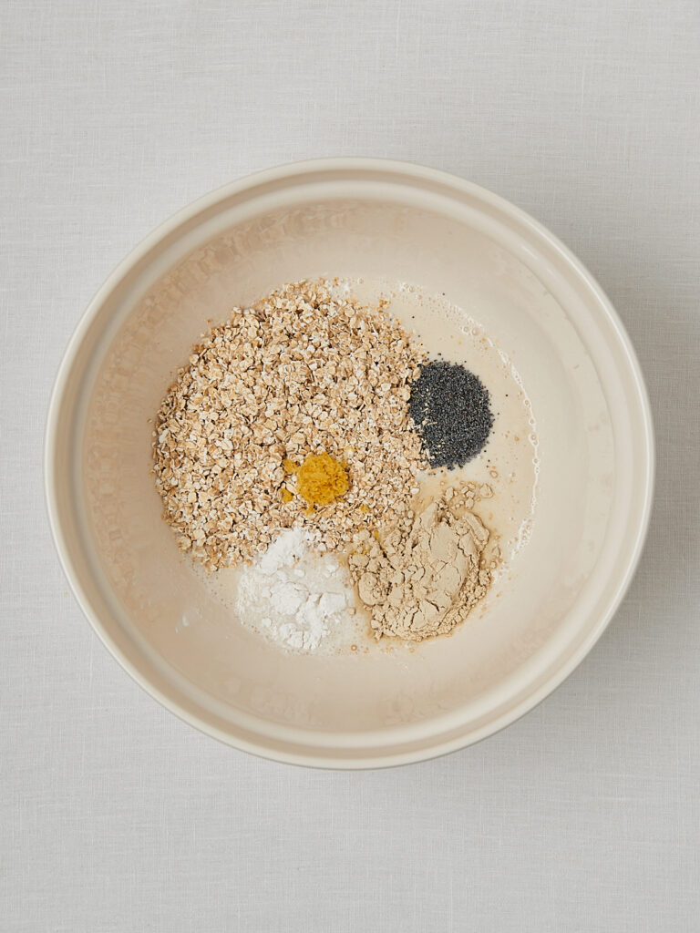 Hafermehl mit Ei und Backpulver in Schüssel – Zubereitungsschritt Baked Oats