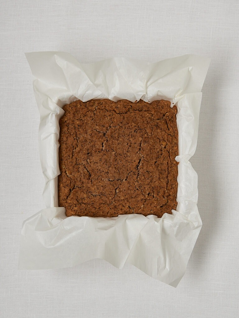 Baked Oats Teig in Backform nach dem Backen – dunkle Kruste von oben