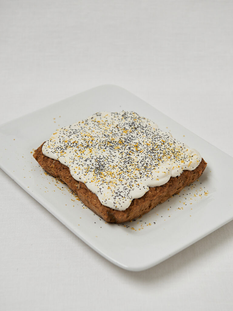 Fertige Zitronen Mohn Baked Oats auf weißem Teller – Studioaufnahme