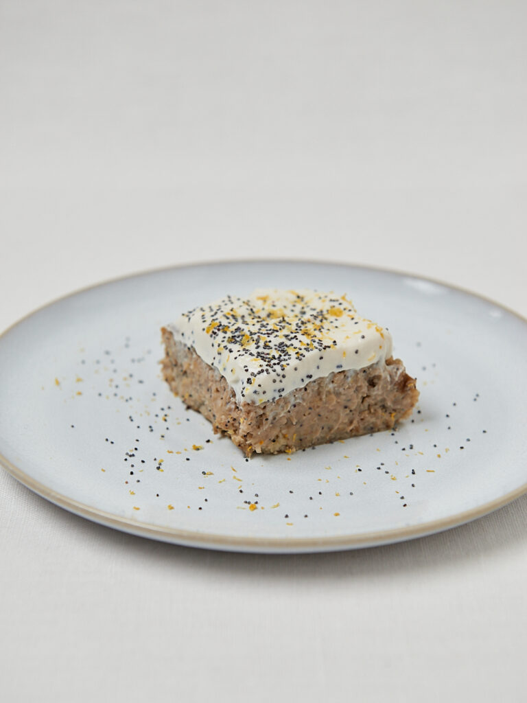 Zitronen Mohn Baked Oats auf weißem Servierteller – frontale Aufnahme ohne Garnitur