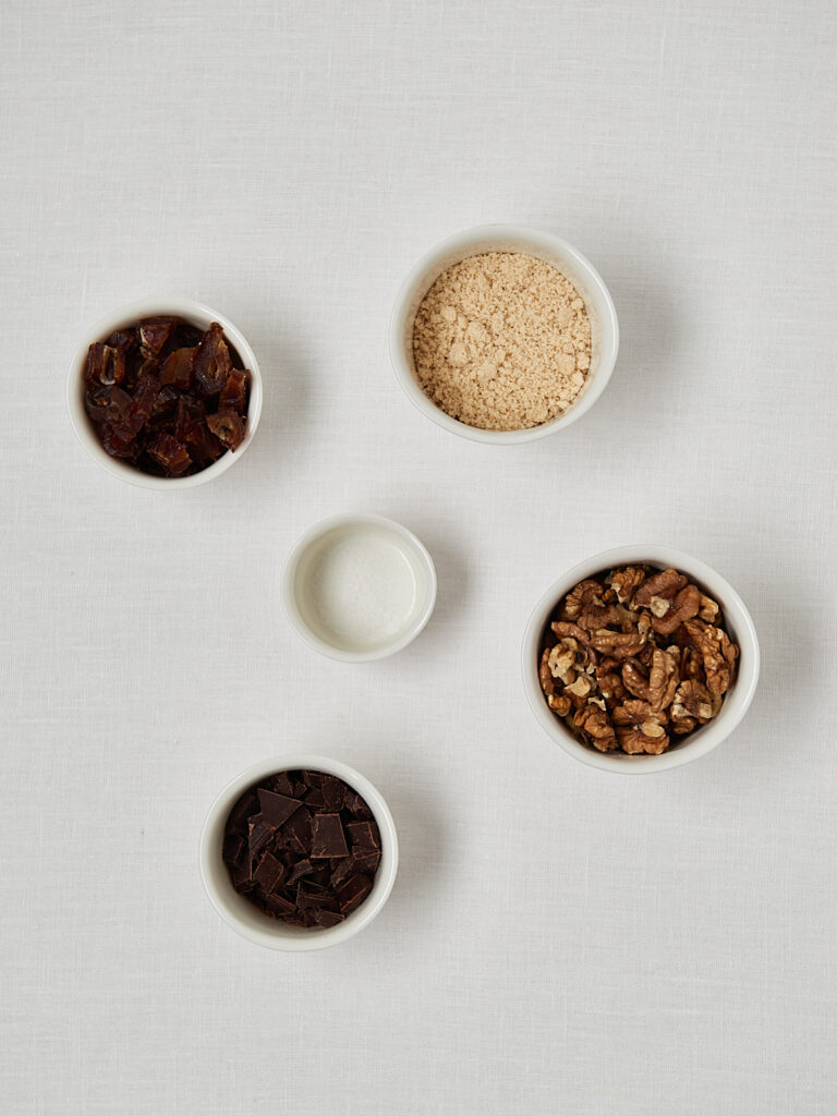 Zutaten Omega Power Date Walnut Cookies &ndash; Waln&uuml;sse, Datteln, Mandelmehl und Kakao Overhead