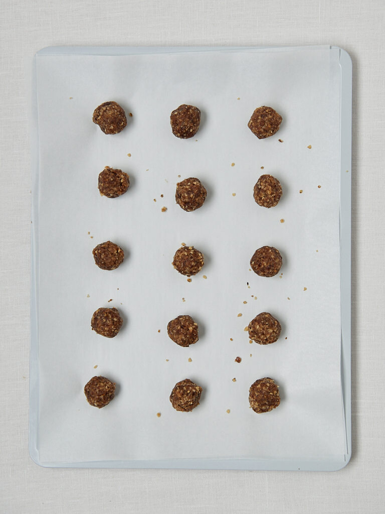 Omega Power Cookies auf Backblech Draufsicht &ndash; gleichm&auml;&szlig;ige Portionen nach dem Backen