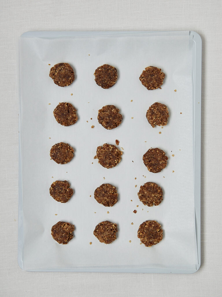 Omega Power Cookies auf Backblech nach dem Backen &ndash; goldbraune Dattel-Walnuss-Kekse