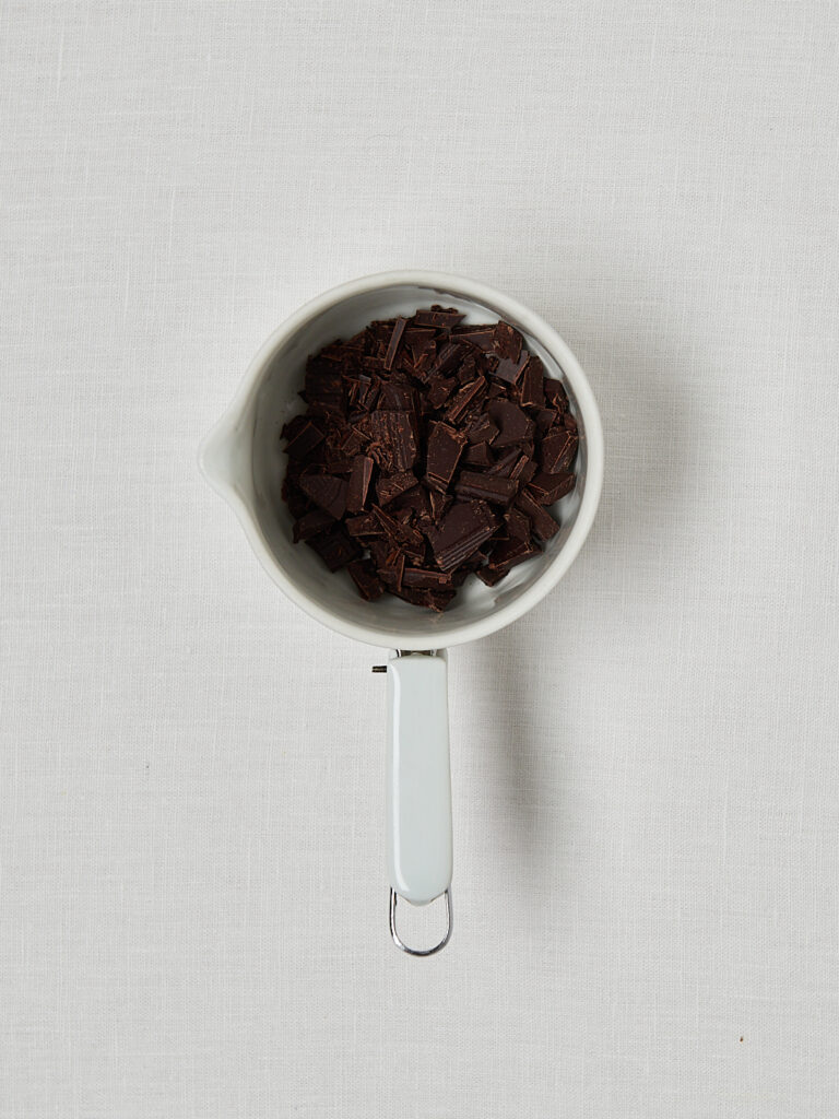 Einzelner Omega Power Cookie in Messbecher &ndash; Portionierungsschritt Zubereitung