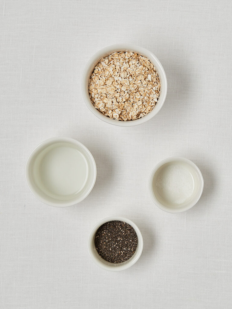 Zutaten Flatlay mit Haferflocken und Chiasamen