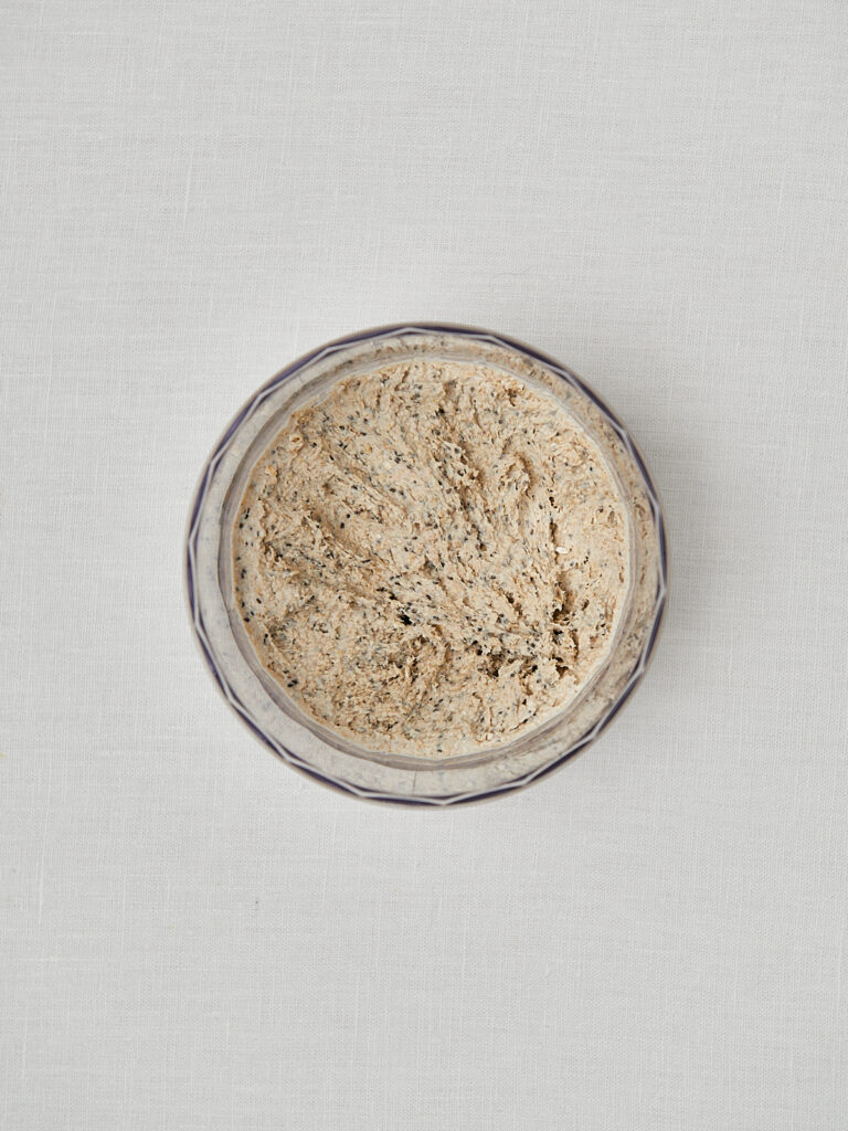 Haferflocken zu Mehl gemahlen in weißer Schüssel – Zutat für gesunde Gnocchi